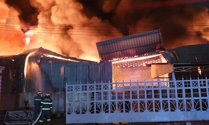 Bình Dương: Kho hàng công ty bốc cháy dữ dội trong đêm