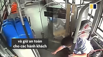 Video: Tài xế xe buýt nhận “cơn mưa” lời khen vì cố làm việc này trước khi ngất xỉu