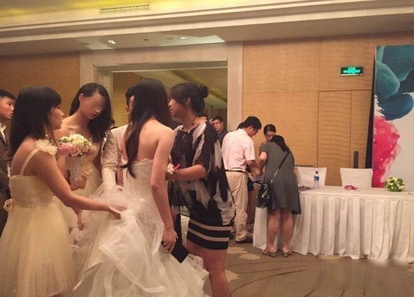 Phù dâu bị nhóm khách nam giở trò ngay tại đám cưới, thái độ người xung quanh gây phẫn nộ