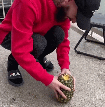 Đăng video dạy ăn dứa không cần dao, chàng trai “gây bão mạng”, đạt sương sương 32 triệu view