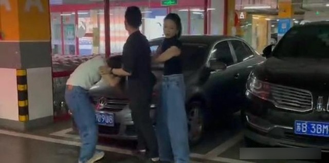 Vợ đi đánh ghen buông một câu cay đắng, thái độ và hành động của chồng gây phẫn nộ tột độ