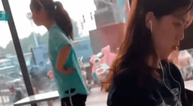 Bố đơn thân đi hẹn hò giấu mặt, vừa gặp đối tượng đã giật bắn mình vì không thể quen thuộc hơn