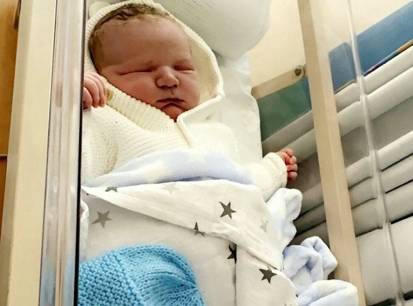 Tin tức đời sống ngày 12/7: Y tá thi nhau bế em bé lên rồi lại đặt xuống vì lý do bất ngờ