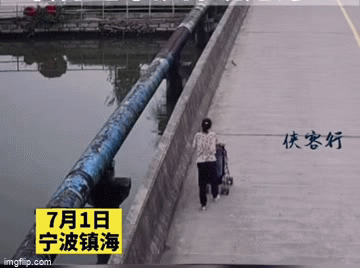 Mẹ bỏ con trên cầu rồi nhảy thẳng xuống dưới, hình ảnh camera ghi lại gây bàng hoàng