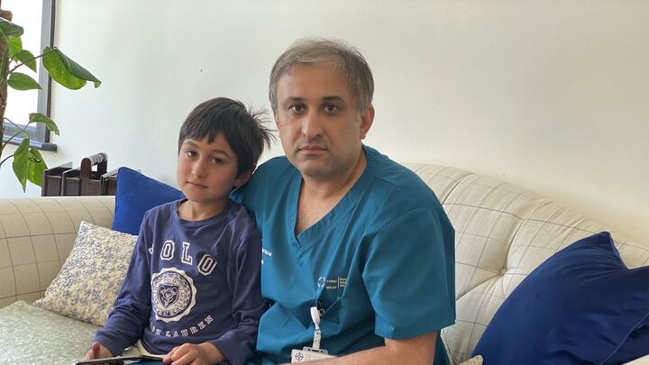 Bố cho con mượn điện thoại chơi game, nào ngờ “ôm” về đống nợ phải bán cả xe để trả