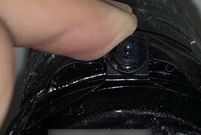 Cô gái “rụng rời tay chân” vì phát hiện bí mật trong chiếc đèn ở khách sạn, vội vàng báo cảnh sát