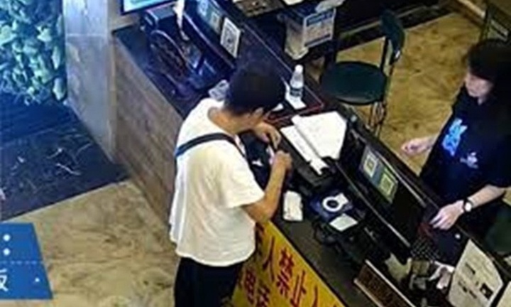 Cụ bà 80 ngày nào cũng đến quán cà phê Internet, ai nấy ngạc nhiên rồi xót xa khi biết lý do