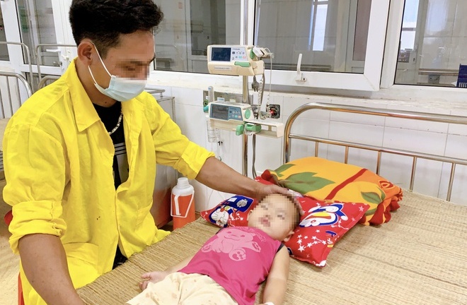 Bé 22 tháng tuổi ngạt khí, toàn thân tím tái vì mắc kẹt trong xe ô tô