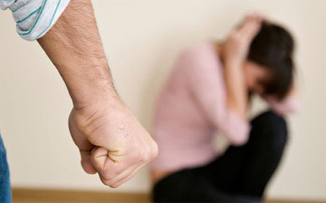 Nghe tiếng khóc trong phòng ngủ, chồng mở cửa xem rồi đánh vợ tới tấp vì thấy cảnh tượng phẫn nộ