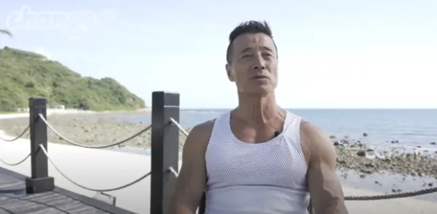 Cụ ông 72 sở hữu thân hình săn chắc như trai mới 30, múi nào ra múi nấy khiến chị em “đổ gục”
