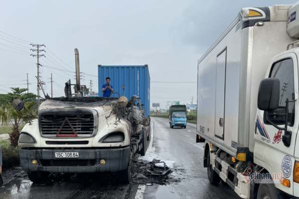 Xe container bốc cháy ngùn ngụt khi đang lưu thông trên quốc lộ 5