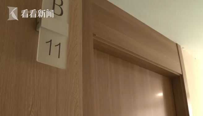 Mơ màng tỉnh giấc lúc rạng sáng, hai cô gái sợ tái mặt vì thấy người này trong phòng khách sạn