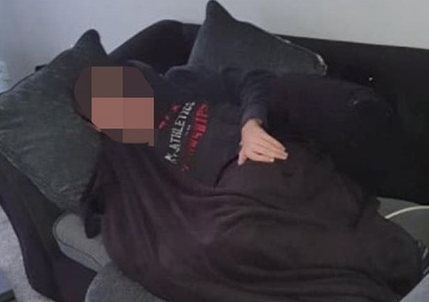 Con bảo có người đàn ông dưới nhà, mẹ quyết không tin, lúc đi xuống mới phát hoảng với cảnh trước mắt