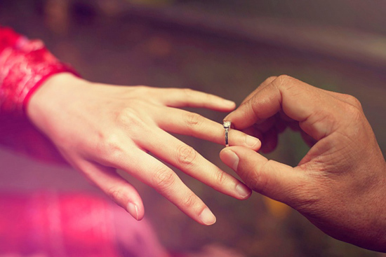 Rút nhẫn định cầu hôn bạn gái, anh chàng “quay xe” ngay tức khắc chỉ vì một câu hét của mẹ