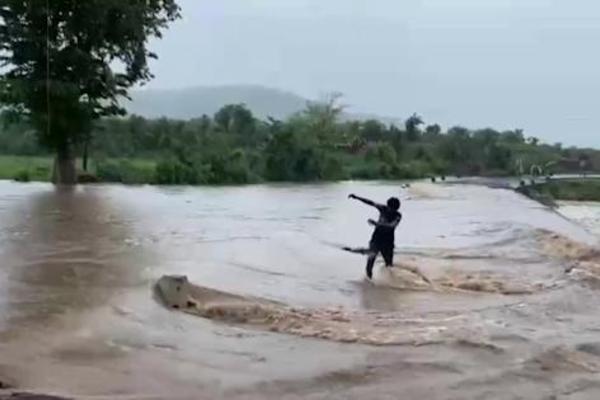 Tin tức đời sống ngày 4/8: Thót tim màn giải cứu người đàn ông say rượu vượt dòng nước lũ