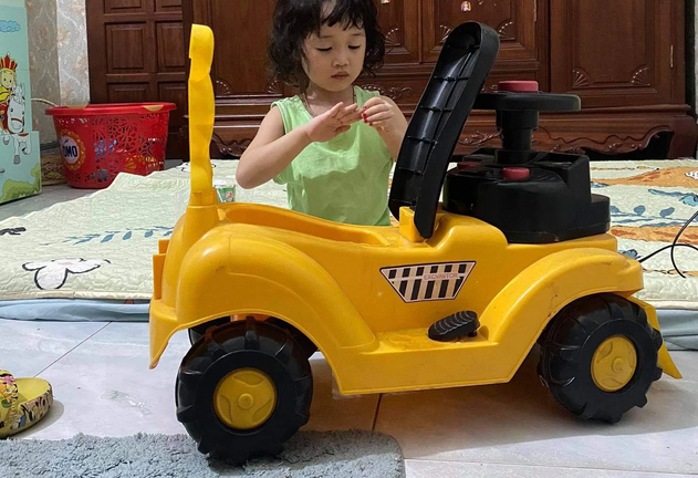Bé gái tranh thủ “múa tông đơ” tạo ra mái tóc để đời, mẹ vừa nhìn thấy lập tức “đứng hình”
