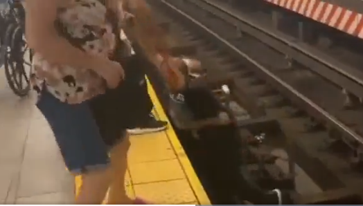 Tin tức đời sống ngày 8/8: Thót tim màn giải cứu người đàn ông khuyết tật ngã xuống đường ray