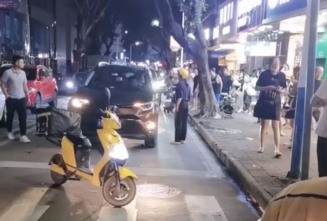 Đang đi giao hàng, vợ đau đớn “chết lặng” bắt gặp chồng “du hí” cùng người đẹp trên xe sang