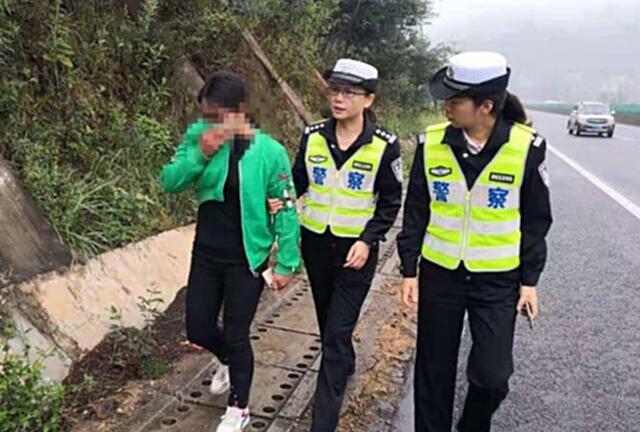 Chồng đạp vợ xuống xe trên cao tốc, dân mạng biết chuyện người khuyên, kẻ thì nói đạp thêm cái nữa