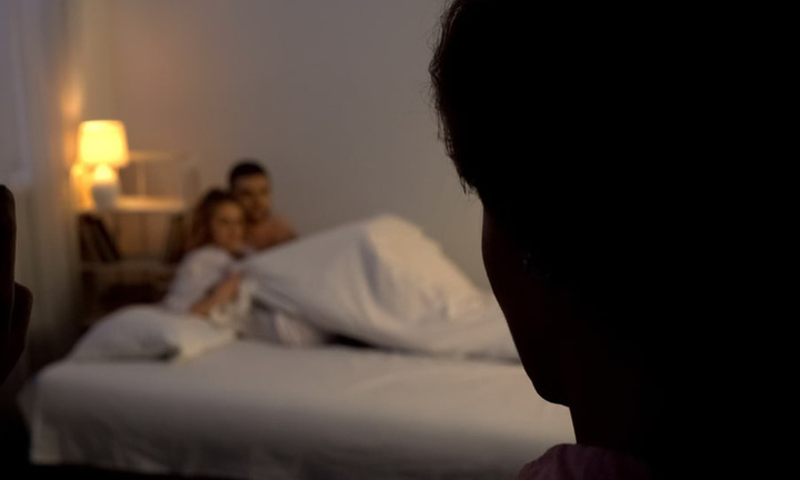 Bị chặn cửa không cho vào nhà, chồng nghi vợ giấu nhân tình, bình tĩnh làm môt việc khó tin