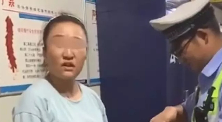 Bị cảnh sát “tóm” giữa đêm, người phụ nữ cầu xin đừng báo cho chồng, nêu lý do phạm luật khó tin