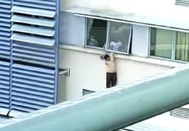 Tin tức đời sống ngày 28/8: Thót tim cảnh người đàn ông lơ lửng ngoài cửa sổ tầng 5 bệnh viện 