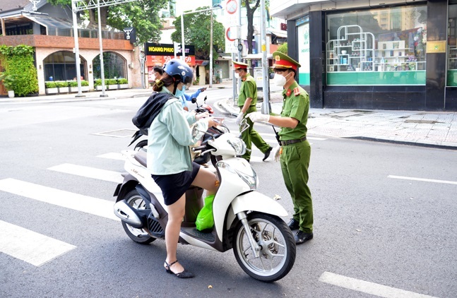 13 nhóm ngành nghề ở TP.HCM không cần giấy đi đường