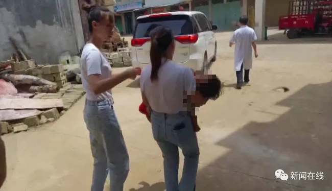 Bé gái 2 tuổi bất cẩn ngã từ cầu thang tầng 2 xuống, tình trạng đứa trẻ khiến ai nấy ám ảnh