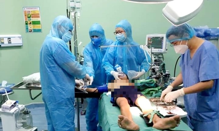 Tin tức đời sống ngày 31/8: Bé trai 13 tuổi bị thanh sắt xuyên thấu ngực khi đang chơi đùa