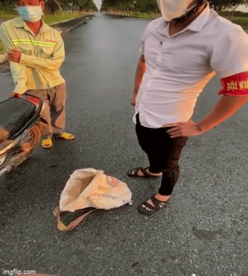 Bắt gặp người đàn ông lén ra đường hái mít non về cho vợ con, anh dân quân có hành động bất ngờ