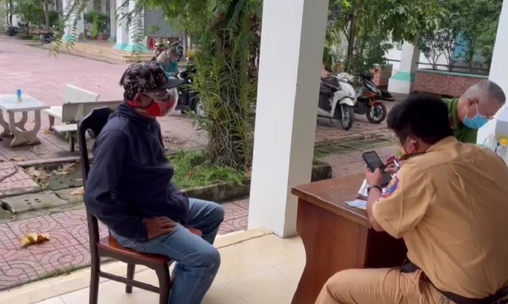 Phát hiện đối tượng dùng giấy tờ quân đội giả để “thông chốt”