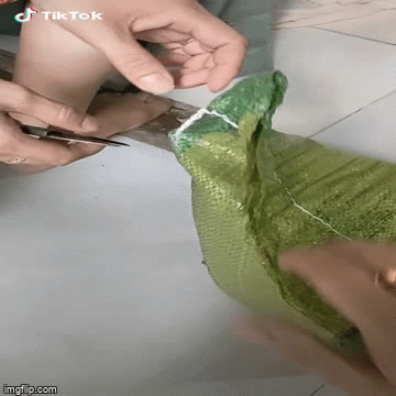 Hồi hộp mở bao gạo chứa món quà bí mật từ mạnh thường quân, thanh niên vỡ òa khi thấy thứ bên trong