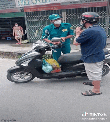 Người đàn ông bật khóc, không ngừng chắp tay cảm ơn dân quân tự vệ vì lý do đầy xúc động