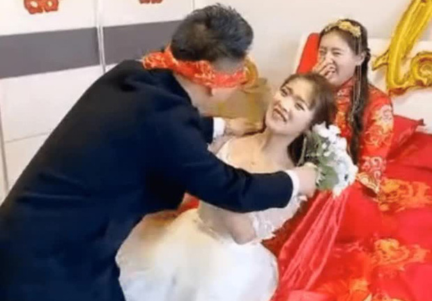 Phù dâu bị chú rể ôm hôn đắm đuối, cô dâu ngồi ngay cạnh lại có thái độ gây ngỡ ngàng