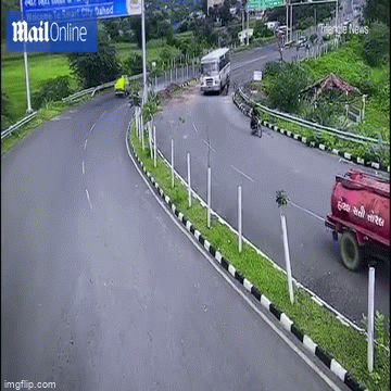 Tài xế xe máy liều lĩnh vượt xe buýt, cảnh tượng sau đó khiến ai nấy “đứng tim”