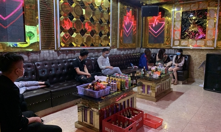 Hát karaoke bất chấp lệnh cấm, chủ quán và 40 khách bị phạt hơn 100 triệu đồng
