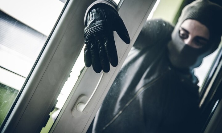 Bất chợt tỉnh giấc thấy phòng trống bên cạnh sáng đèn, người phụ nữ tái mặt khi nhìn vào bên trong