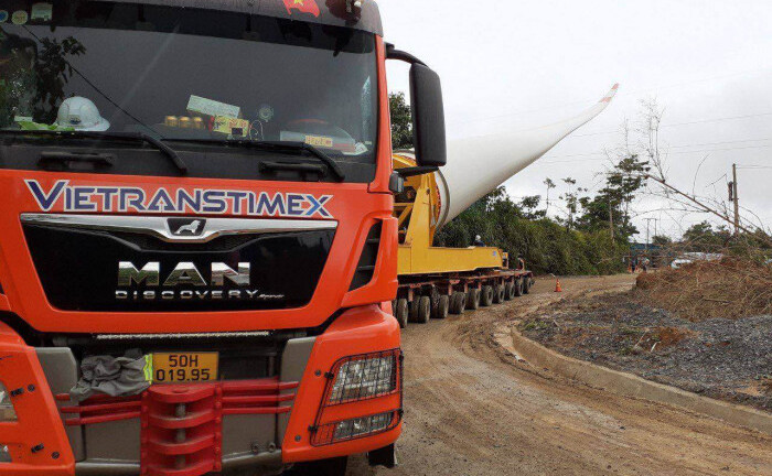 Quảng Trị: Xe chở cánh quạt điện gió gây sự cố, gần 3.500 hộ dân bị mất điện