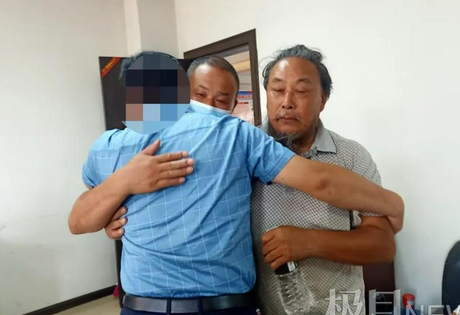 Đoàn tụ gia đình sau 30 năm bị bắt cóc, người đàn ông ôm bố khóc nức nở