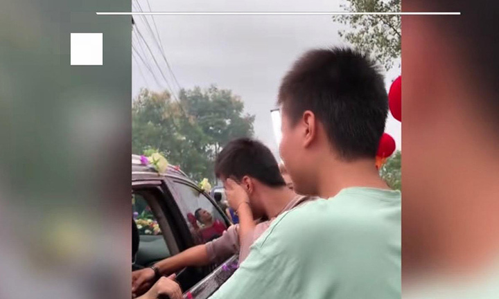 Hai em trai tiễn chị gái về nhà chồng, đang vui vẻ bỗng khóc nức nở đuổi theo xe hoa