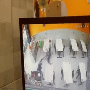 Cô gái bị bạn trai đánh dã man trong nhà hàng, hành động của người qua đường gây bất ngờ