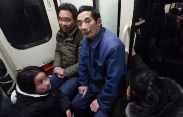 Ông bố bế con vào nhà vệ sinh mãi không ra, nhân viên tàu kiểm tra thì thấy cảnh gây phẫn nộ