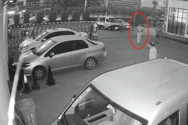 Người đàn ông tay không đỡ đứa trẻ rơi từ tầng 4, cái kết khiến nhiều người cảm thán