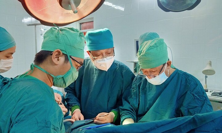 Tin tức đời sống ngày 16/10: Cứu sống bệnh nhân bị cành cây dài 30cm đâm vào cổ