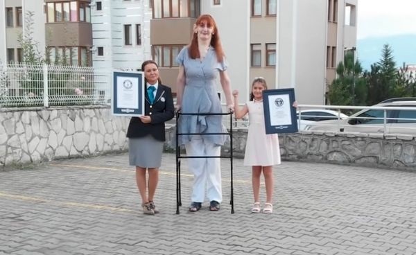 Tin tức đời sống ngày 18/10: Cô gái 24 tuổi gây choáng vì cao tới 2,15m