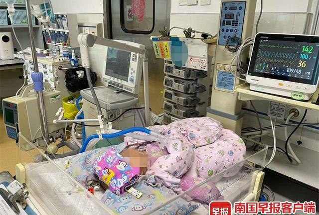 Bé gái 2 tháng tuổi khó chịu rồi nôn ra máu, nguyên nhân do hành động quen thuộc của nhiều cha mẹ