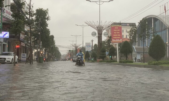 Quảng Ngãi mưa như trút nước, nhiều tuyến đường biến thành sông