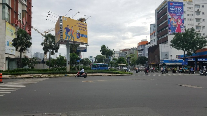 TP.HCM: Người đàn ông bị xe khách cán tử vong khi đi bộ qua đường