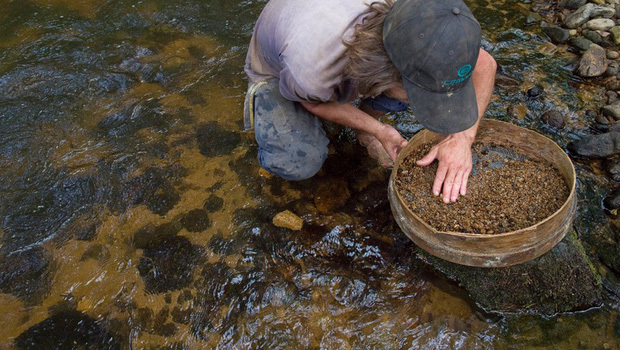 Người đàn ông phát hiện vật lạ dưới suối, tưởng mảnh thủy tinh, ngờ đâu là “báu vật” đắt ngang kim cương