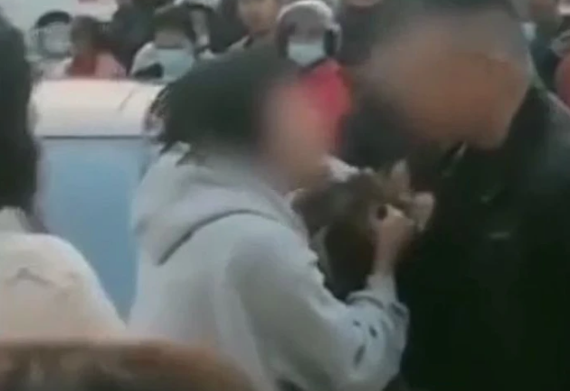 Vợ bắt gặp chồng tình tứ với “tiểu tam” ngay trên phố, lao đến nói một câu đầy chua xót